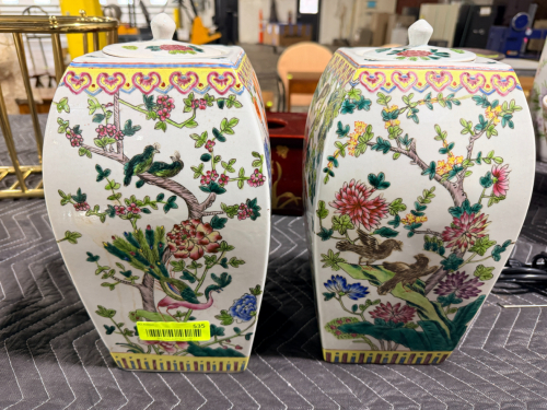 (2) CHINESE PORCELAIN VASE WITH LIDS