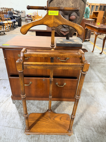 VINTAGE WOODEN VALET STAND