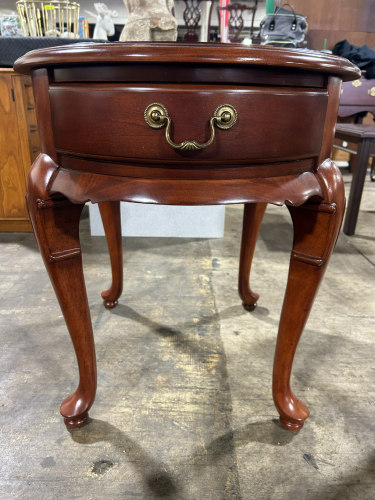 THOMASVILLE MAHOGANY OVAL END TABLE