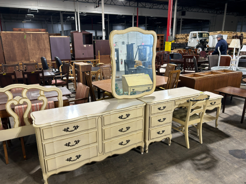 ANTIQUE WHITE AND GOLD BEDROOM FURNITURE SET