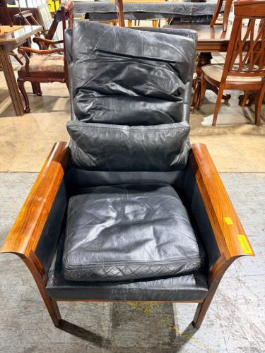 VINTAGE MID-CENTURY MODERN LOUNGE CHAIR