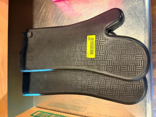 (1) SET OF BLACK RUBBER OVEN GLOVES