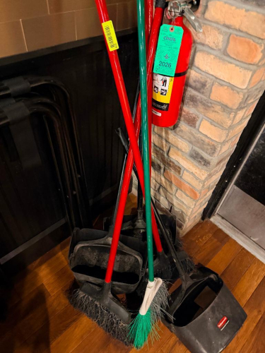 (1) LOT OF ASSORTED LONG HANDLE CLEANING SUPPLIES.