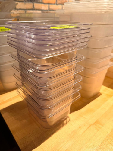 (6) 1/6TH SIZE PLASTIC INSERTS W/ LIDS.