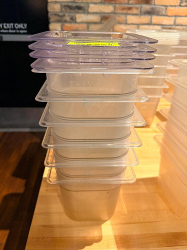 (6) 1/6TH SIZE PLASTIC INSERTS W/ LIDS.