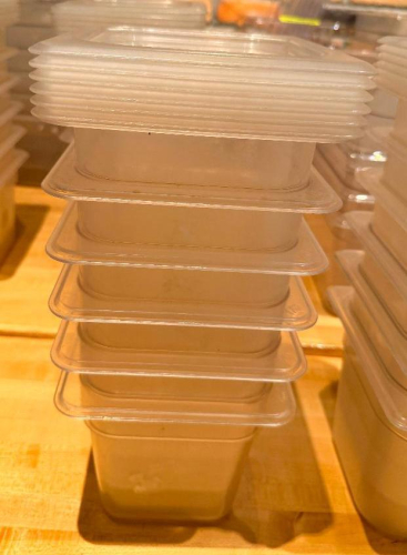 (6) 1/6TH SIZE PLASTIC INSERTS W/ LIDS.