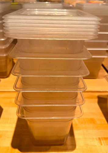 (6) 1/6TH SIZE PLASTIC INSERTS W/ LIDS.