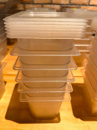 (6) 1/6TH SIZE PLASTIC INSERTS W/ LIDS.