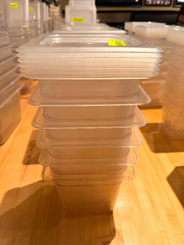 (6) 1/6TH SIZE PLASTIC INSERTS W/ LIDS.