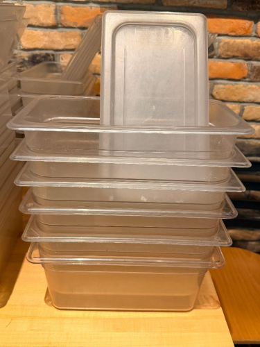 (6) 1/3 PLASTIC INSERTS W/ LIDS.