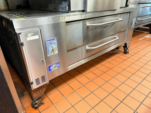 STANDEX BAKERS PRIDE / Y-800 SINGLE DECK GAS OVEN WITH DUAL COMPARTMENTS AND FRONT ACCESS CONTROLS ( ON CASTERS )