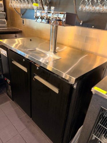 AVANTCO UDD-48-HC DOUBLE TAP KEGERATOR / BEER DISPENSER