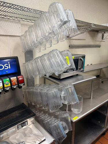 4-TIER WALL-MOUNT WITH 64 OZ PLASTIC PITCHERS