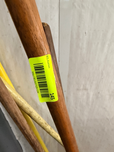 (1) LOT OF ASSORTED LONG HANDLE CLEANING SUPPLIES