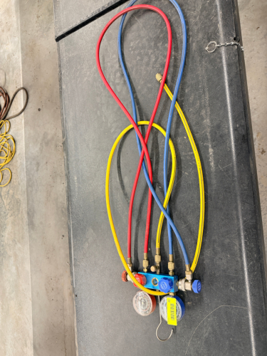 MANIFOLD GAUGE SET WITH RED, BLUE, AND YELLOW HOSES