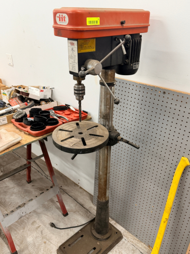 ILLINOIS INDUSTRIAL TOOL (IIT) FLOOR MODEL 16-SPEED DRILL PRESS WITH ADJUSTABLE TABLE AND CHUCK
