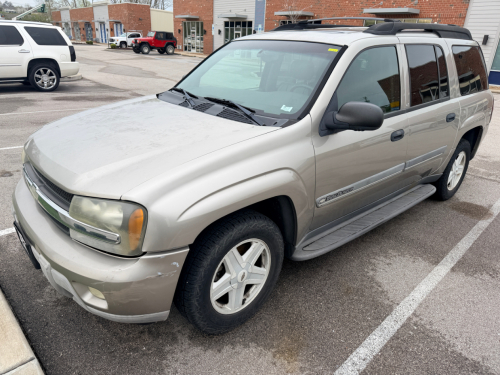 TAN CHEVROLET TRAILBLAZER LT WITH AUTOMATIC TRANSMISSION, 4WD, ROOF RACK, RUNNING BOARDS, AND FACTORY ALLOY WHEELS.