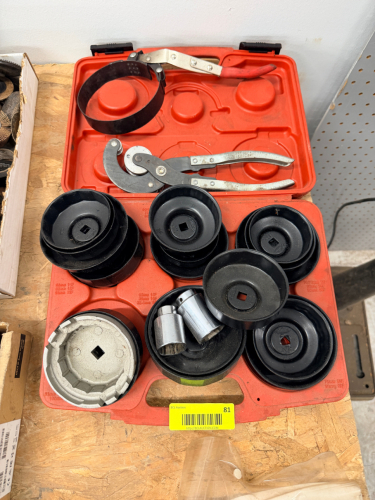 UNIVERSAL AUTOMOTIVE OIL FILTER WRENCH & SOCKET SET IN MOLDED CASE