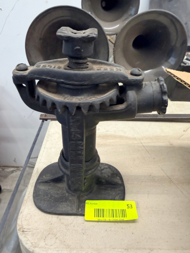 CAST IRON HAND CRANK BENCH MOUNT GEAR OPERATED TOOL WITH ADJUSTABLE TOP KNOB AND SIDE OUTPUT SHAFT.