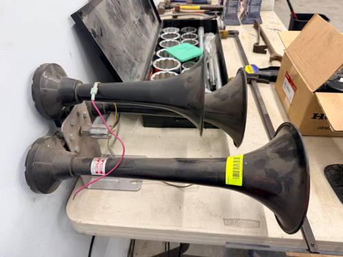(3) GROUP TRAIN HORN