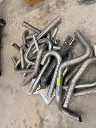 (1) LOT OF ASSORTED EXHAUST PIPE.