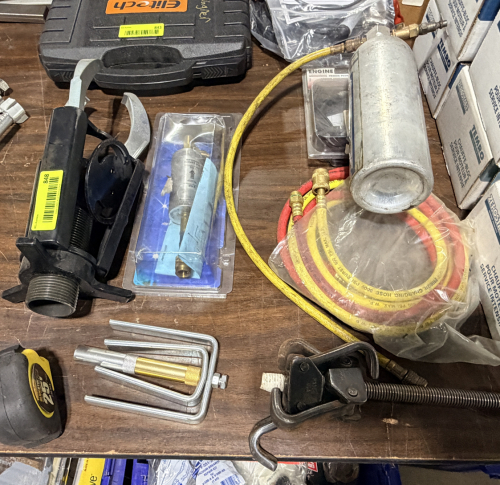 (1) LOT OF ASSORTED HARDWARE AND TRUCK PARTS