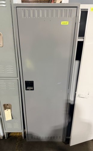 LARGE METAL LOCKER / STORAGE CABINET. (GREY )