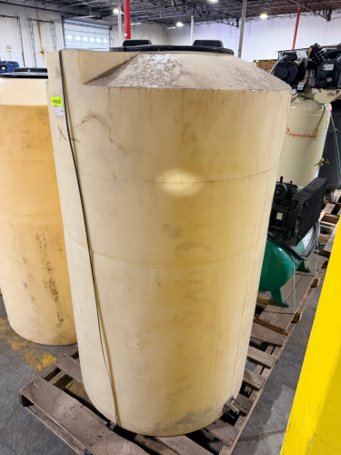 VERTICAL POLY STORAGE TANK WITH SCREW TOP LID