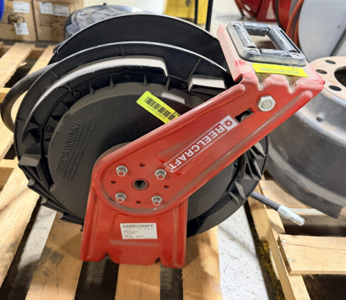 REELCRAFT SPRING RETRACTABLE HOSE REEL WITH HEAVY DUTY BASE AND SWIVEL MOUNT. UNIT FEATURES INDUSTRIAL GRADE CONSTRUCTION WITH BLACK DRUM AND RED FRAME.