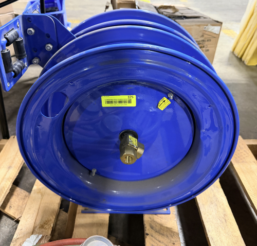 INDUSTRIAL MANUAL HOSE REEL WITH WALL MOUNT BRACKET. UNIT FEATURES SWIVEL MOUNT AND CENTER INLET FITTING, NO HOSE INCLUDED.