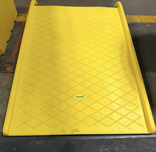 PLASTIC SPILL CONTAINMENT RAMP WITH TEXTURED SURFACE FOR DRUM OR PALLET ACCESS