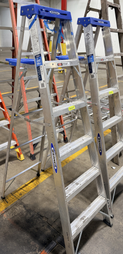 ALUMINUM STEP LADDER WITH 250 LB. LOAD CAPACITY AND STABLE A-FRAME DESIGN
