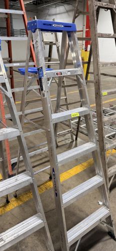 ALUMINUM STEP LADDER WITH 250 LB. LOAD CAPACITY AND STABLE A-FRAME DESIGN