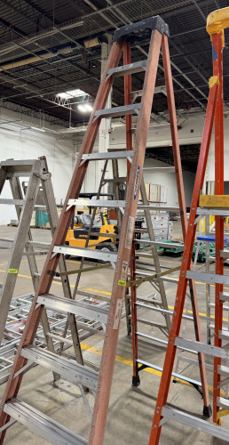 10' FIBERGLASS LADDER