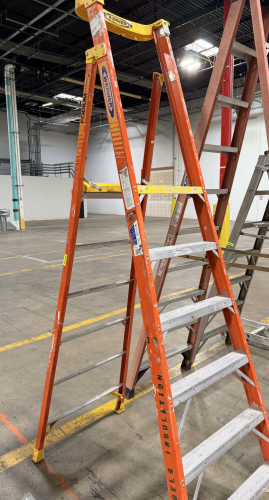 FIBERGLASS STEP LADDER WITH 300 LB. LOAD CAPACITY AND NON-CONDUCTIVE SIDE RAILS