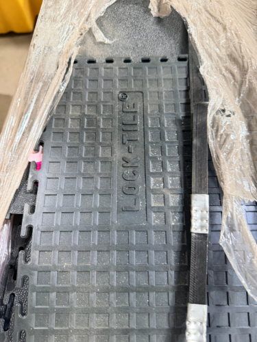 (1) PALLET OF LOCK TILE BLACK PLASTIC FLOORING TILE.