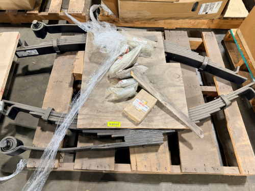 ASSORTED LEAF SPRINGS AND HARDWARE COMPONENTS, INCLUDES MULTIPLE SPRING PACKS AND VARIOUS BAGGED PARTS