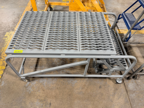 COTTERMAN ADJUSTABLE HEIGHT WORK PLATFORM WITH FOOT PUMP LIFT AND ROLLING CASTERS