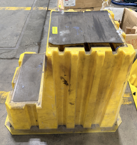 PLASTIC STEP / WORK PLATFORM (INDUSTRIAL)