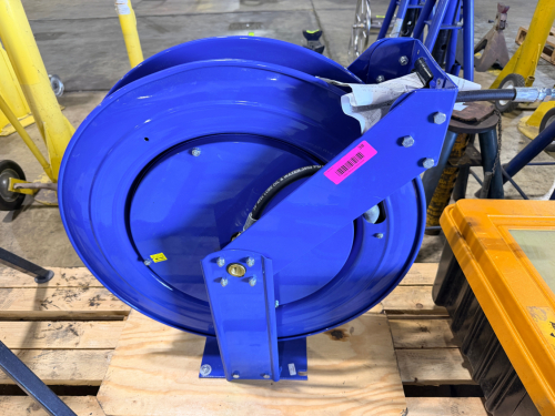 COXREELS SPRING-RETRACTABLE HOSE REEL, WALL/FLOOR MOUNT, STEEL CONSTRUCTION WITH BLUE FINISH. INCLUDES HIGH-PRESSURE HOSE (MARKED 3000 PSI) AND SWIVEL INLET.