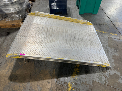 DIAMOND PLATE STEEL DOCK PLATE WITH RAISED SIDE EDGES