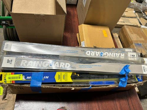1 LARGE BOX OF ASSORTED WINDSHEILF WIPERS