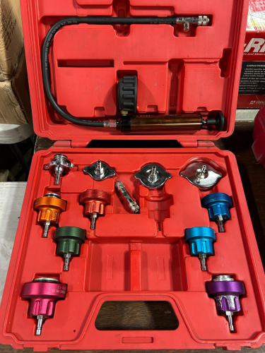 RADIATOR RESSURE TESTER AND COOLONG SYSTEM LEK DETECTOR KIT