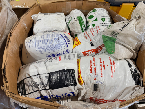 (1) GAYLORD OF ASSORTED 40 LBS. BAGS OF ABSORBENT.