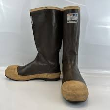 (1) PAIR OF STEEL TOE RUBBER BOOTS