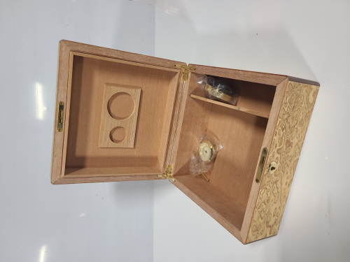(1) CIGAR HUMIDOR