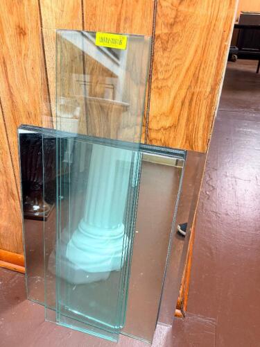 (1) LOT OF ASSORTED GLASS AND MIRROR INSERT / CENTER PIECE BASES