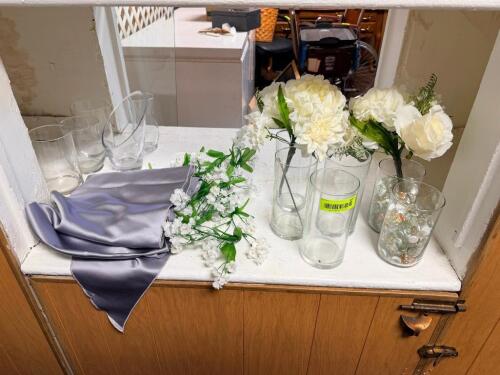 (1) LOT OF MISC GLASS CENTER PIECES AND VASES.