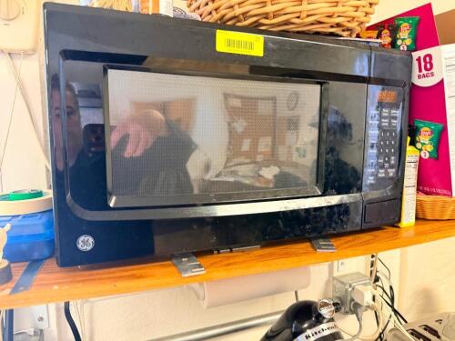 GE 1000 WATT MICROWAVE.