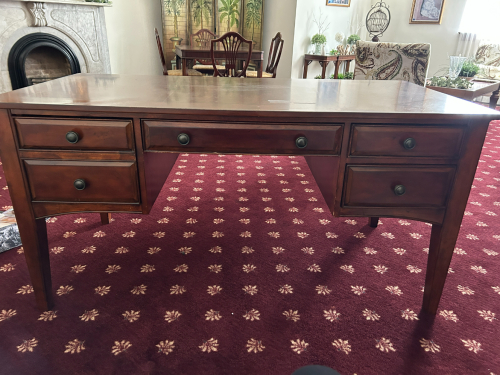 WOODEN MAHAGONY DESK